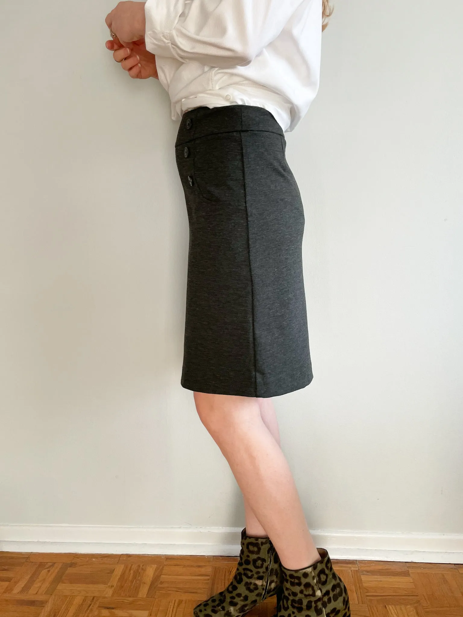 Reitman's Grey Button Pull On Pencil Skirt - Size 2 Petite