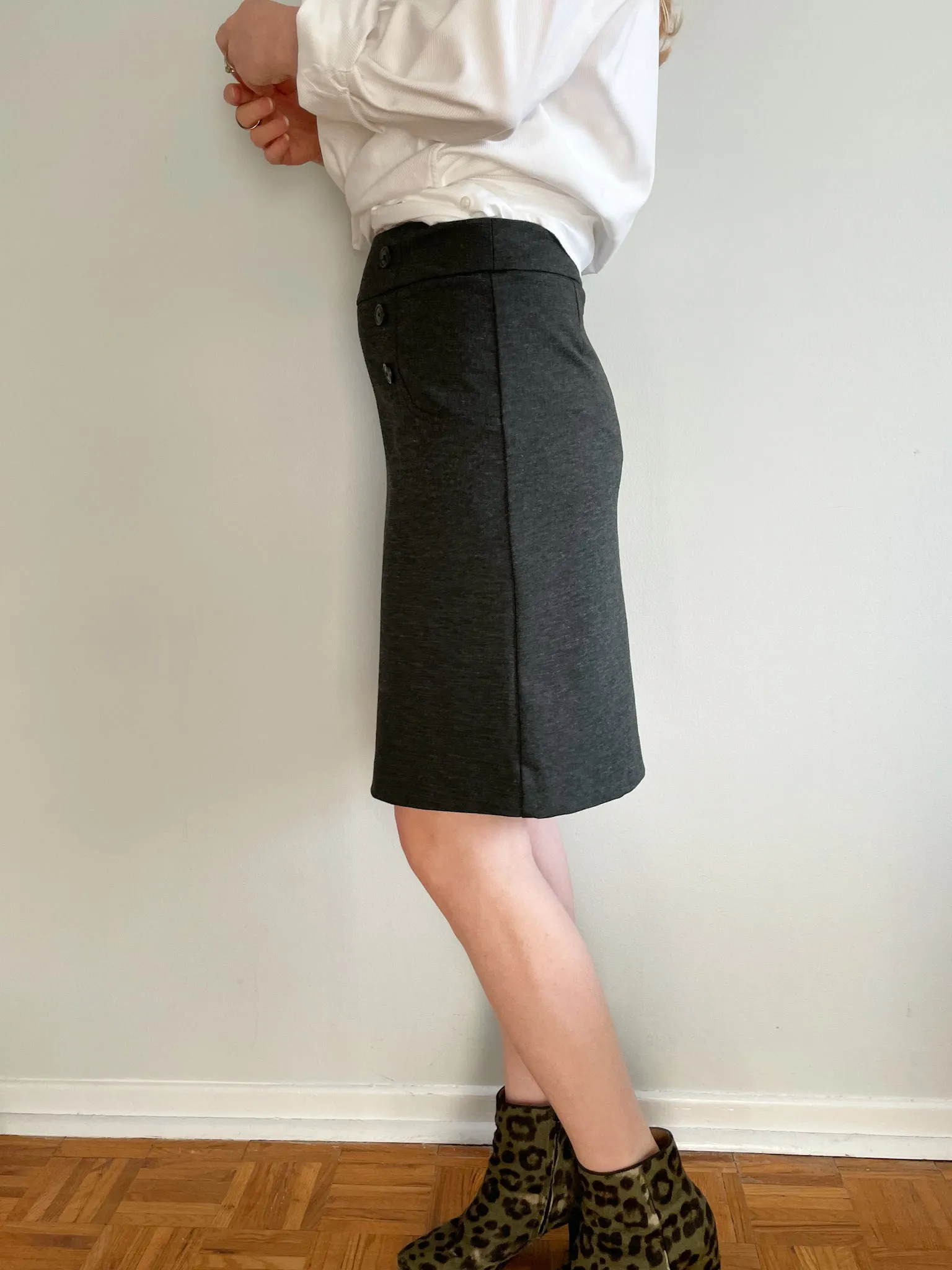 Reitman's Grey Button Pull On Pencil Skirt - Size 2 Petite